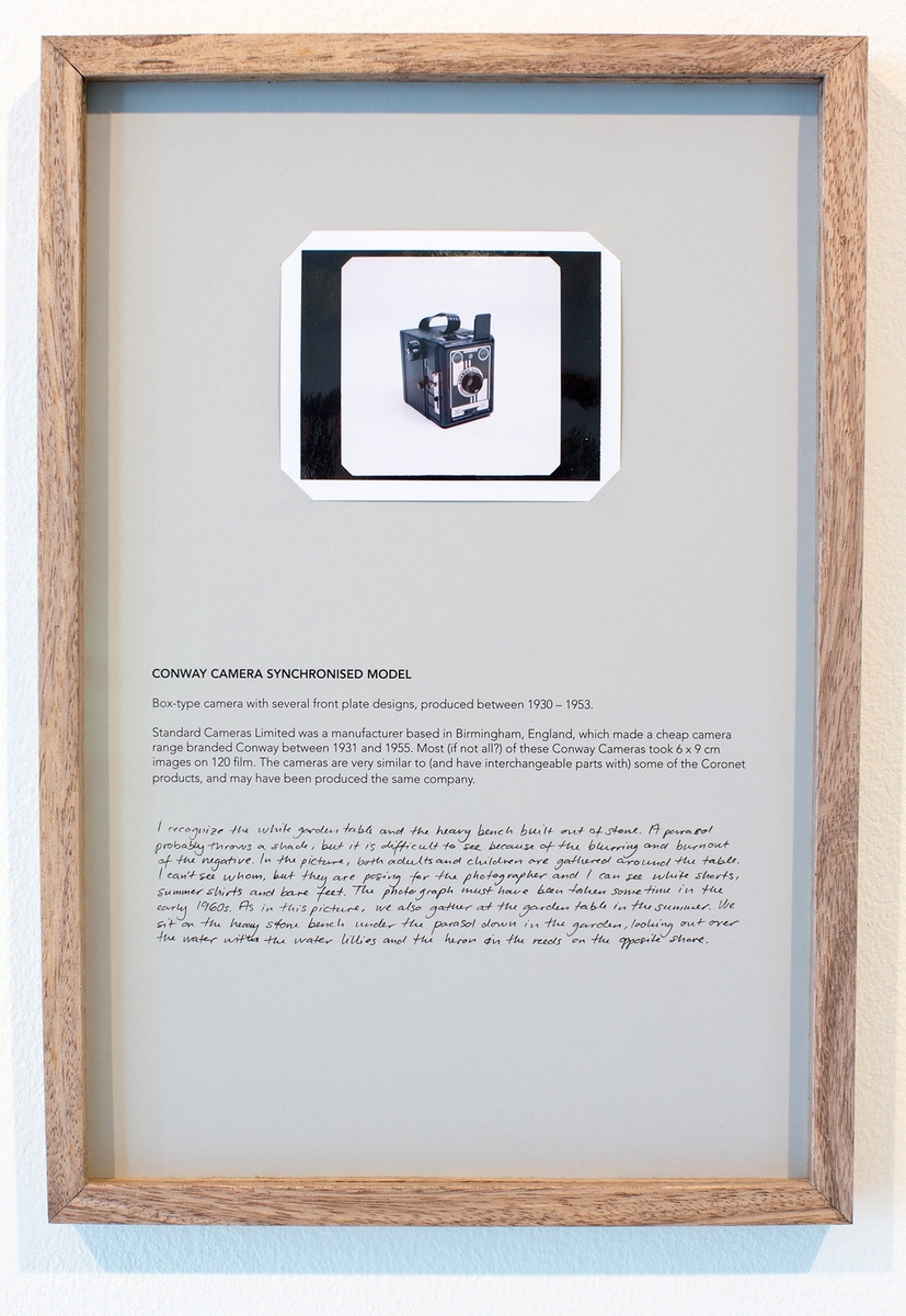 CONWAY CAMERA SYNCHRONISED MODEL. Fra serien "Technical Department". Innrammet Polaroid-fotografi av arvet fotoutstyr, montert på digital utskrift med tekniske spesifikasjoner og brukshistorie skrevet med tusj. 