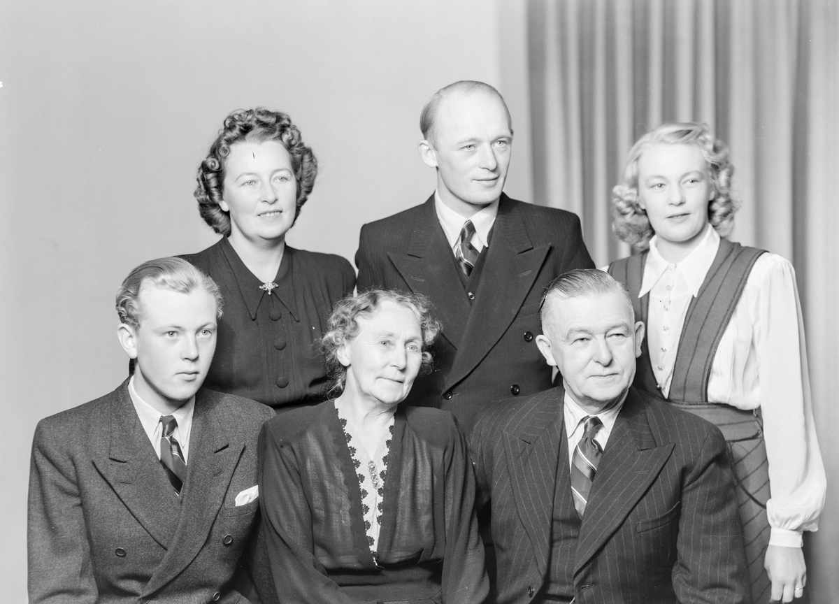 Gartner Einar Sigfred Elfstedt, familiebilde, gruppebilde. Og Kristine og Einar Sigfred Elfstedt.