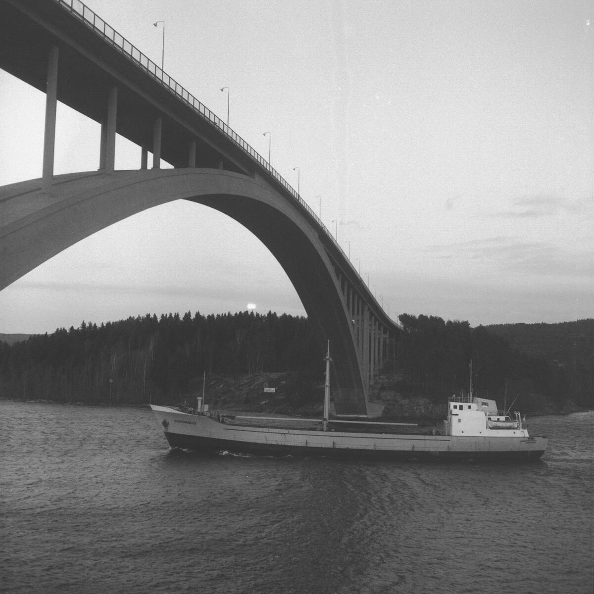 Fartyget Schoonebreek vid Sandöbron

