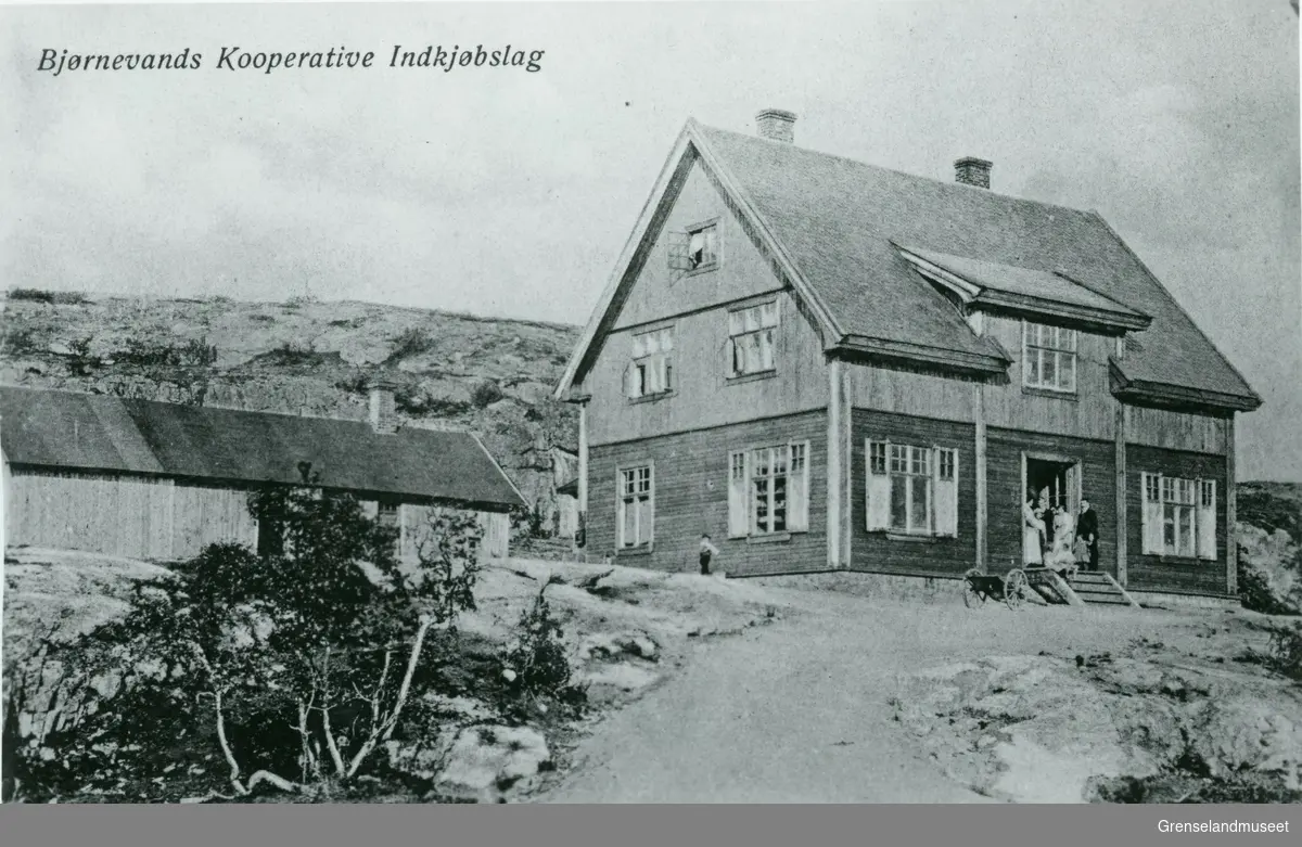Bjørnevatn utenfor Kirkenes fra anleggstiden. "Butikken på bakken 1912 - 1929". Samvirkelaget med postkontor. 