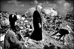 Jenin, 2002. Palestinere i ruinene etter flykningleiren som 