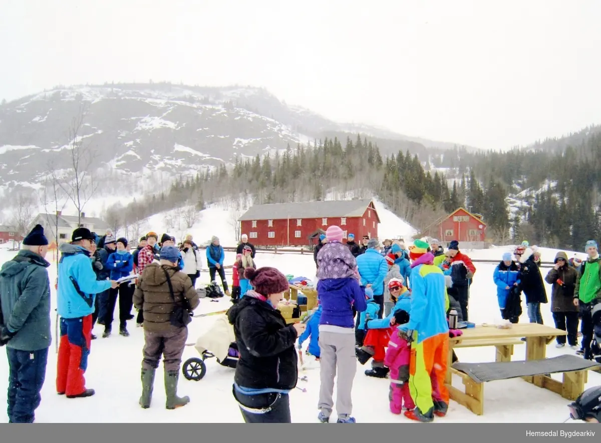 1. rennet i "Nye Stupulbakkjin" vinteren 2014:
Premieutdeling
(Meiner det var 10-12 som hoppa, nore var frå Torpo)