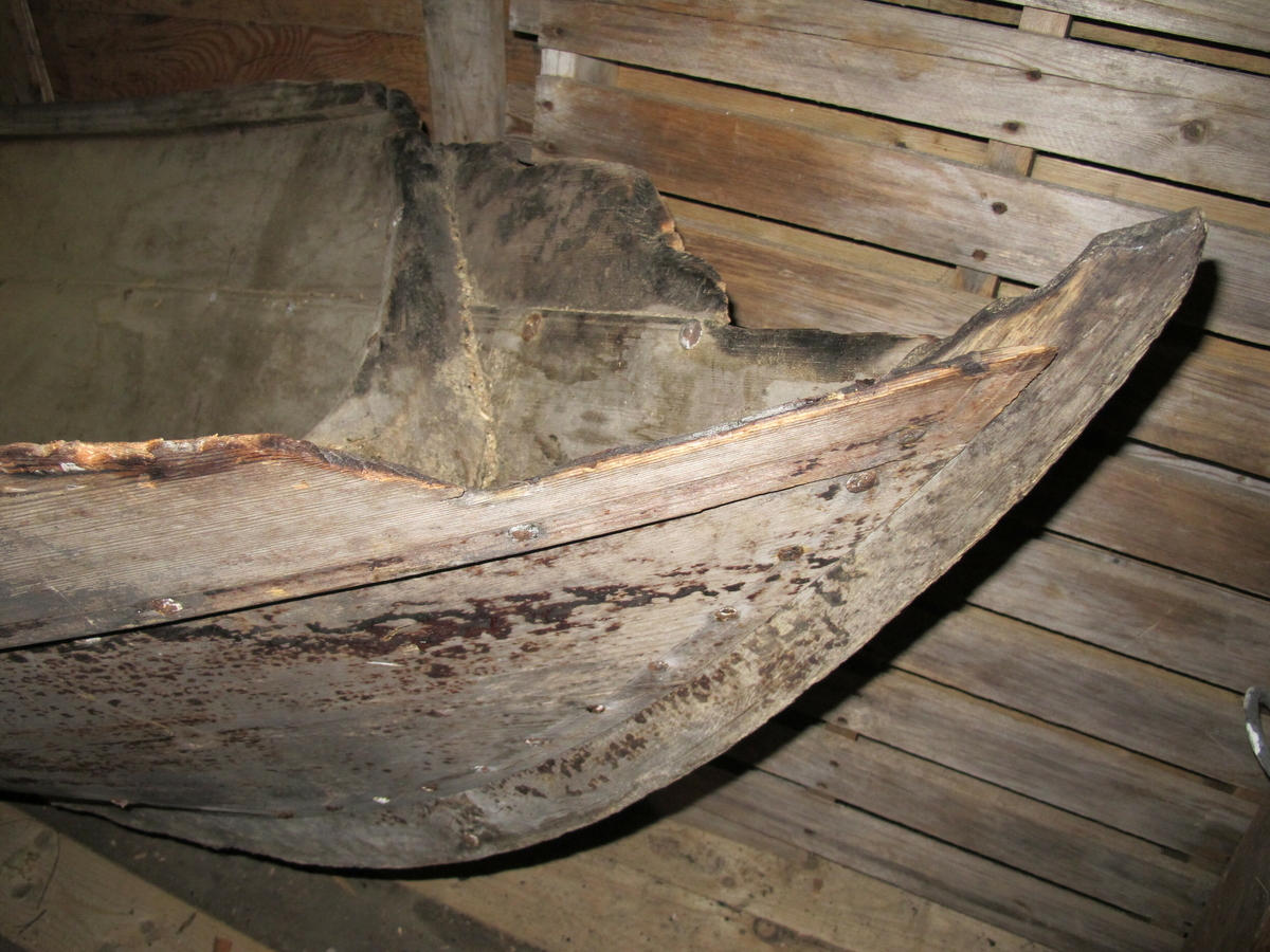Båten er en oselver, en klinkbygget færing. Det er en tradisjonsbåt laget av treverk med tre bordganger. Innvendig har den tre band med beter over de to fremste. Båten har to keiper og mangler to til. Utsiden viser rester av beis. Forstavnen har brannskader.