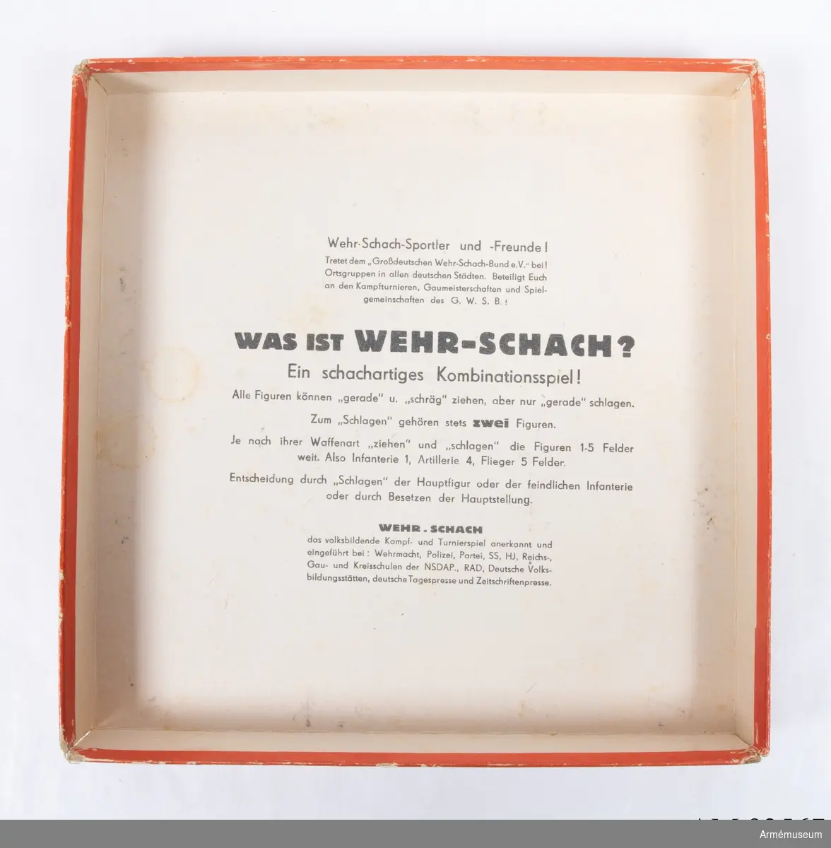 ”Wehrschack TAK-TIK”. Bräde av uppfodrad kartong och pjäser av plast. Märkt ”Wehrmacht-Model 12”. Tyskland, Andra världskriget.