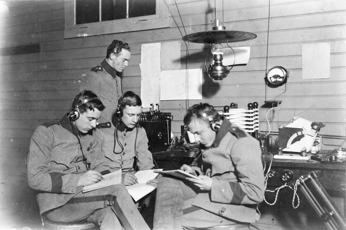 Lektion i radiotelegrafi för flygspanare på Flygkompaniet på Malmen, omkring 1920. Fyra elever i övning.