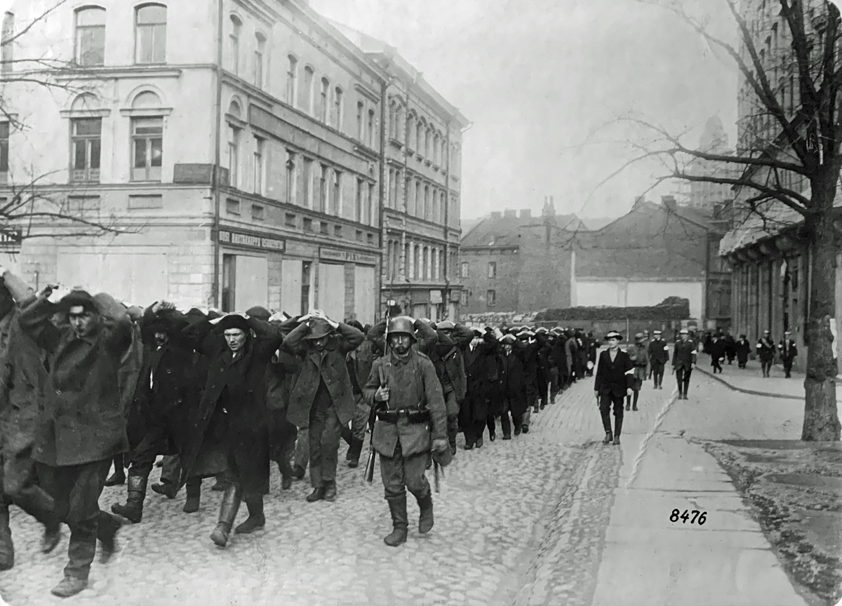 Av tyskarna tillfångatagna rödgardister förs genom Helsingfors gator.
