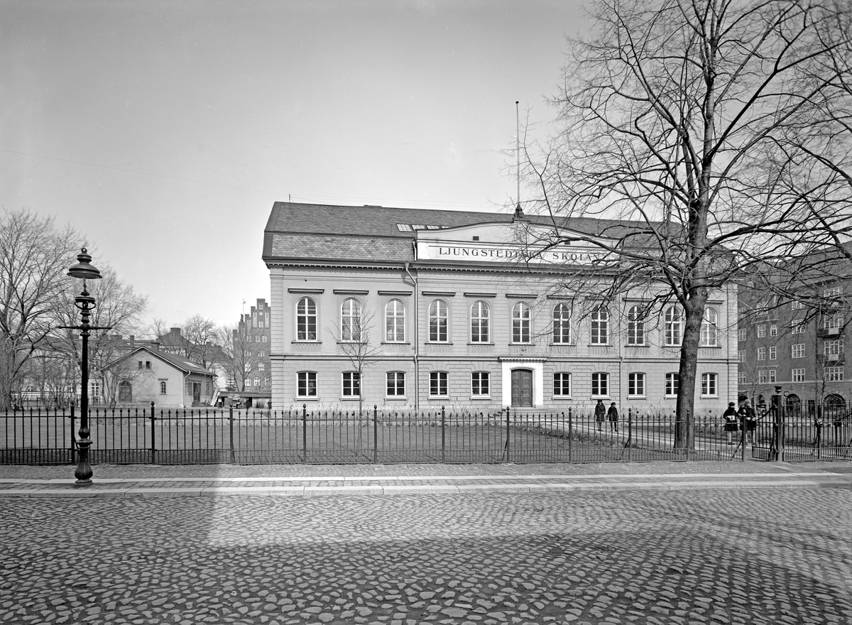 Under perioden 1858-1956 drevs Ljungstedtska skolan i den avbildade byggnaden som ännu reser sig invid Kungsgatan i Linköping. Skolan realiserades redan år 1824 genom medel av den i Linköping födde Anders Ljungstedt. I förstone var skolan riktad mot fattiga pojkar men kom med tiden att utvecklas till yrkesskola.