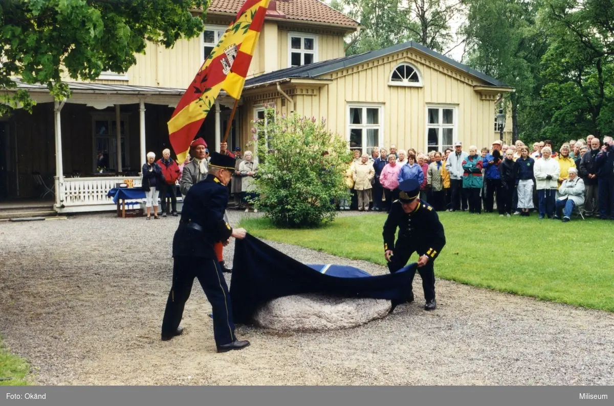 6 juni 2001, Västra lägret, Skillingaryd. Invigning av Jönköpings regementes minnessten.
