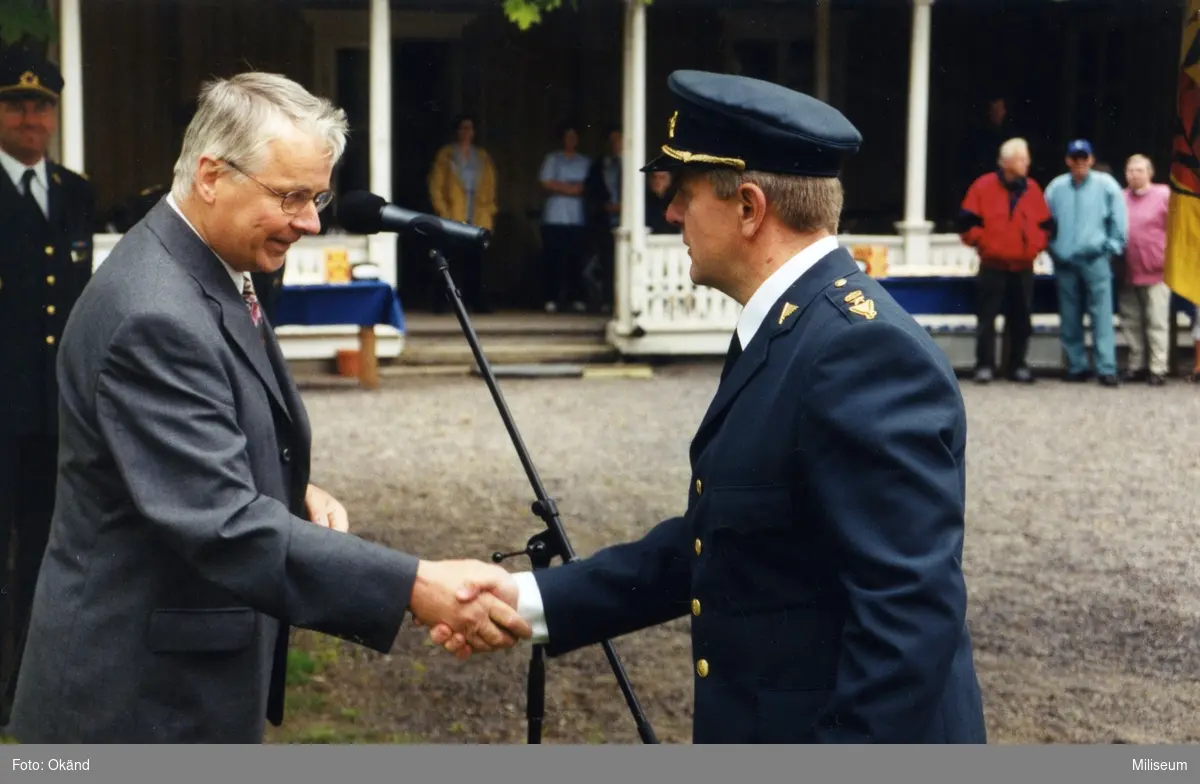 6 juni 2001, Västra lägret, Skillingaryd. Evald Andersson, kommunstyrelseordförande i Vaggeryds kommun och major Jens Andersson, platschef Skillingaryd.