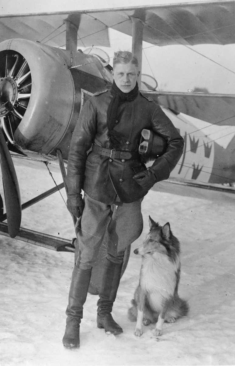 Porträtt. Man och hund framför flygplan Triplanet på Malmen. Flygförare Gösta D:son Carlson.