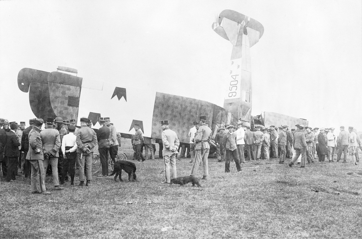 Folksamling kring havererat flygplan AEG G.V nummer 9504 på Malmen, 1919. Efter motorstopp vid start.