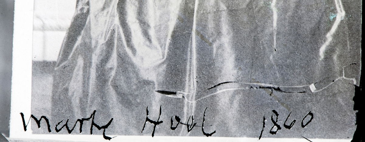 Portrett Marte Hoel, fra ca 1860. Marte Hoel (1815–1875) født Rognstad i Totenviken, gift med Niels Hoel på Hoel gård (1800–1881) Bilde er en avfotografering av et gamelt papirbilde.