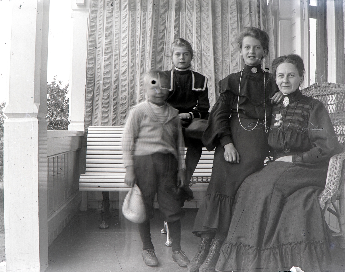 Fra v.: Jacob Hoel, Thora Hoel og Martha Louise Hoel sammen med mor Marie Kobberstad hjemme på Roan, Kapp.