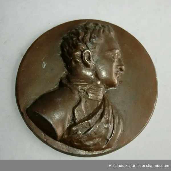 Medaljong av brons föreställande Karl XII i profil. Diameter 9 cm. Tjocklek 1 cm.