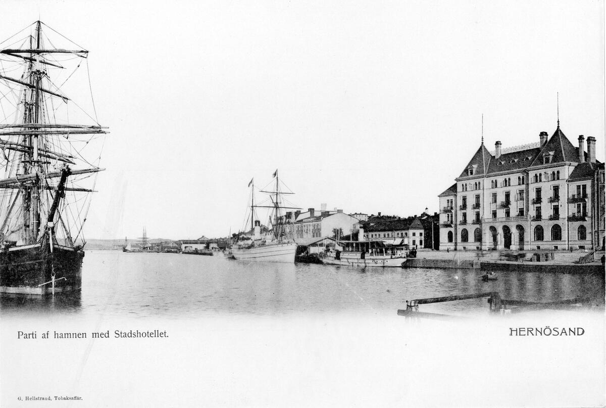 Parti av hamnen med Stadshotellet.