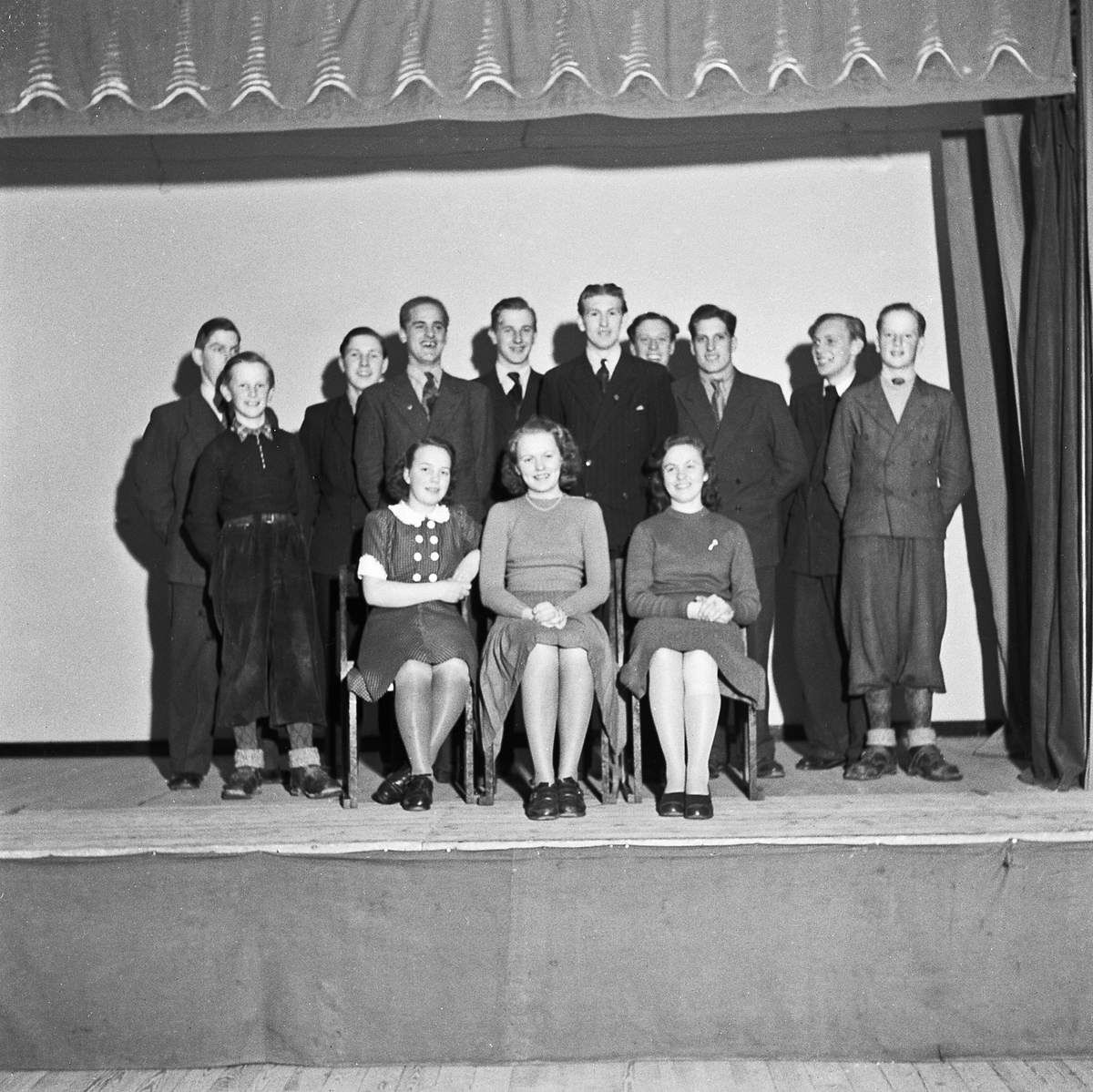 Medlemmar från Fjällsjöns amatörteatergrupp fotograferade på scenen i Folkets hus.