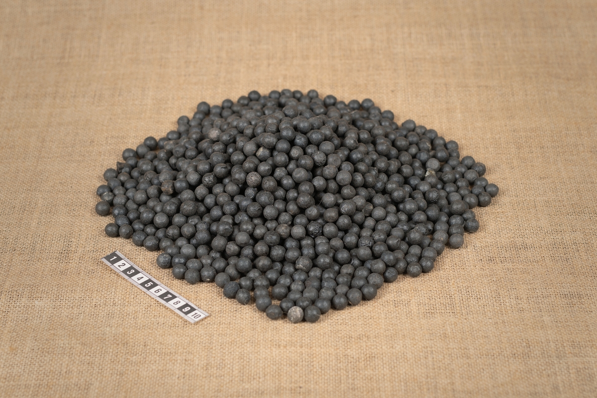 Hundratals muskötkulor från kista SA-46, rengjorda (diameter: 10-12 mm, vikt per kula 6-9 gram, totalvikt: 9,675 kg).
Mått: diameter: 10-12 mm, vikt per kula 6-9 gram, totalvikt: 9,675 kg