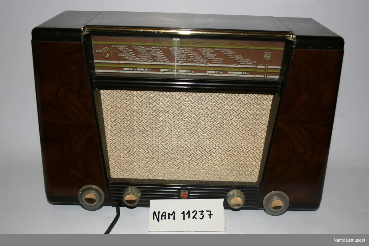 Preludio BN400A produsert av Norsk A/S Philips - A/S Radioindustri i Oslo. Radioen tok inn både lang- og kortbølgen