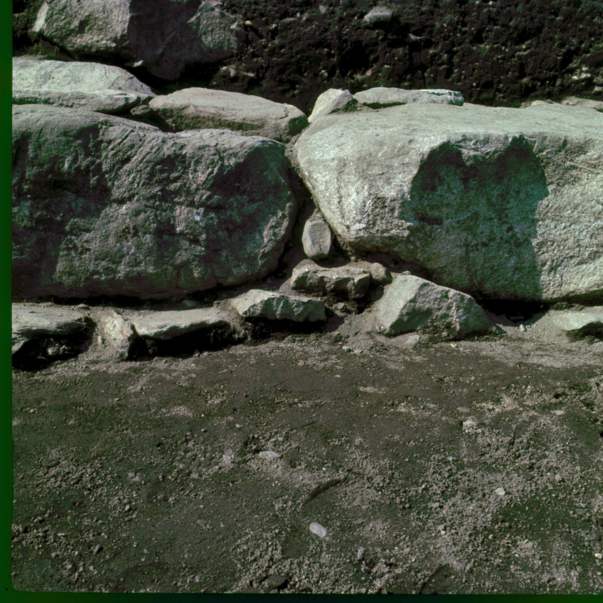 Detalj av steinrekken med steinene 10 og 17 (fra høyre) med sokkel og pinning.