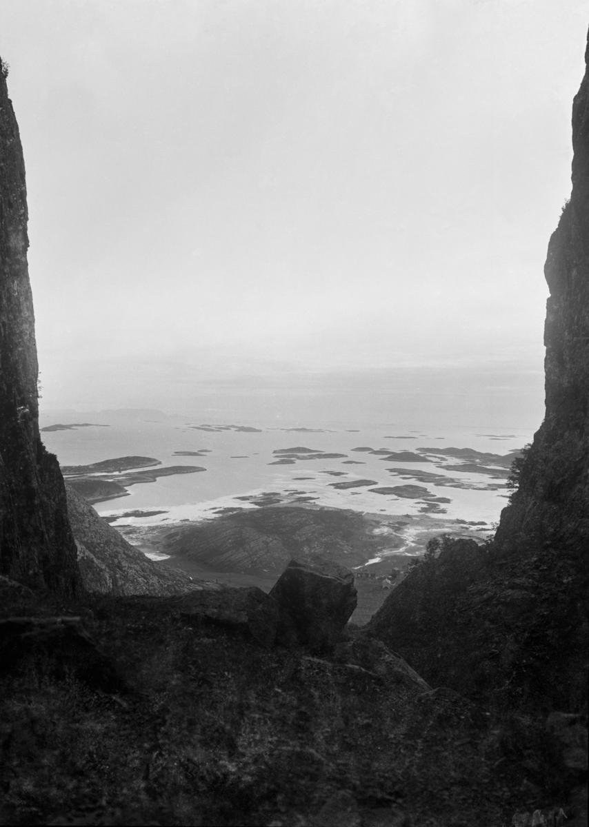 Utsikt fra hullet.
Torghatten (Hullet)
Fotografert 1900 Ca.
