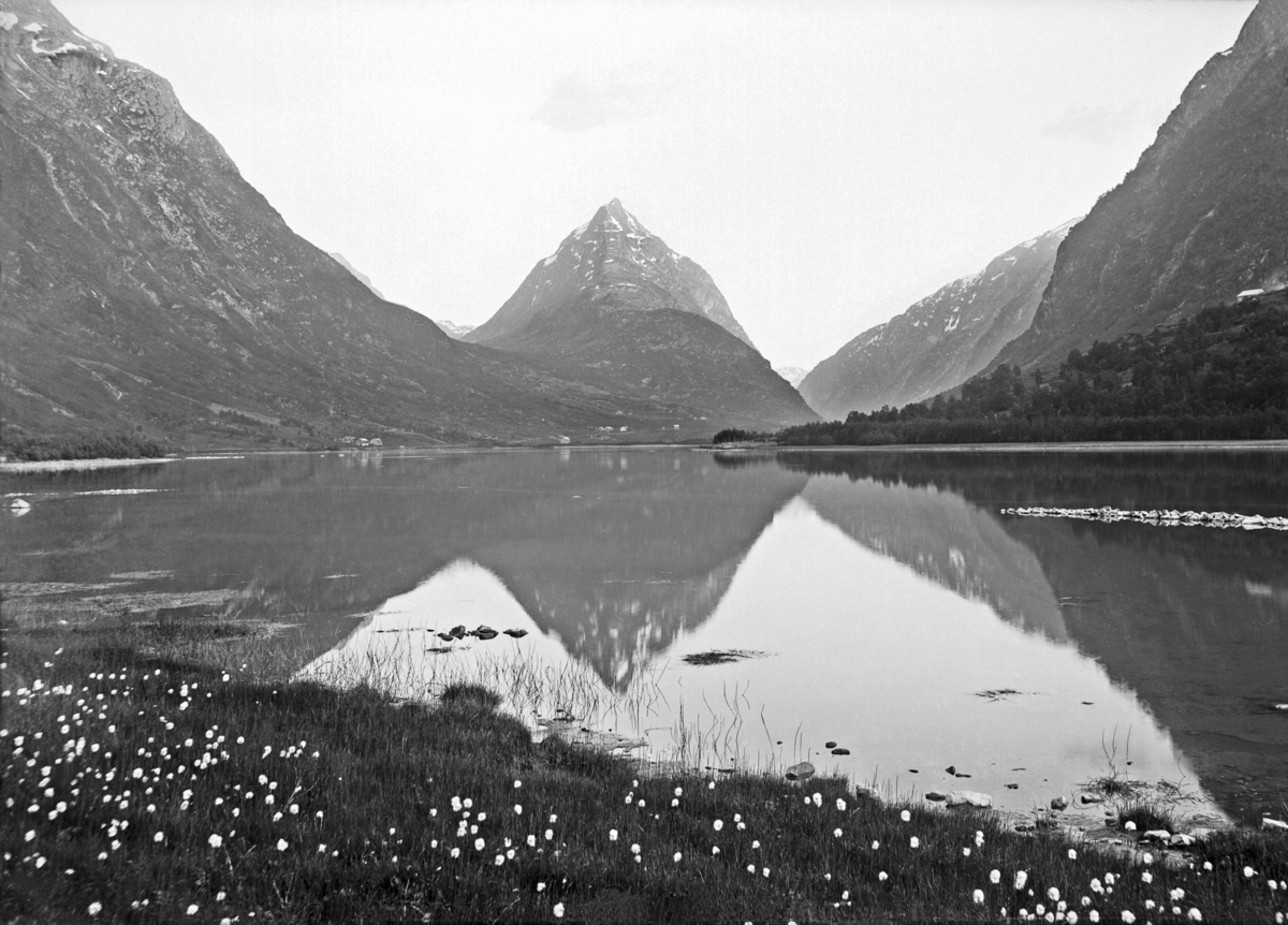 Bergheimsvatnet, Vatedalen, Eggenipa
Fotografert 1900 Ca.