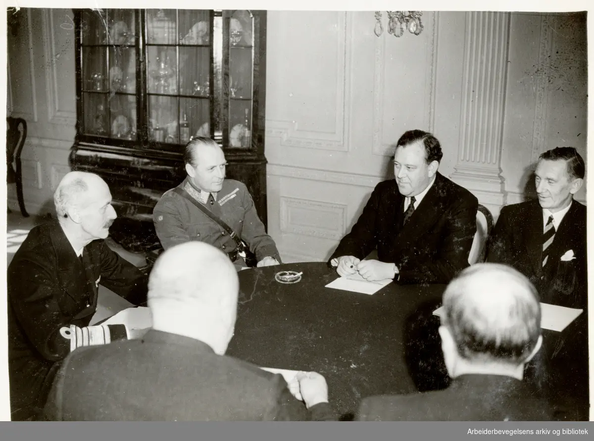 I statsråd: Kongen ( Haakon den 7.), Kronprinsen ( Olav), Trygve Lie, Oscar Torp. Ukjent årstall mellom 1940-1945.
