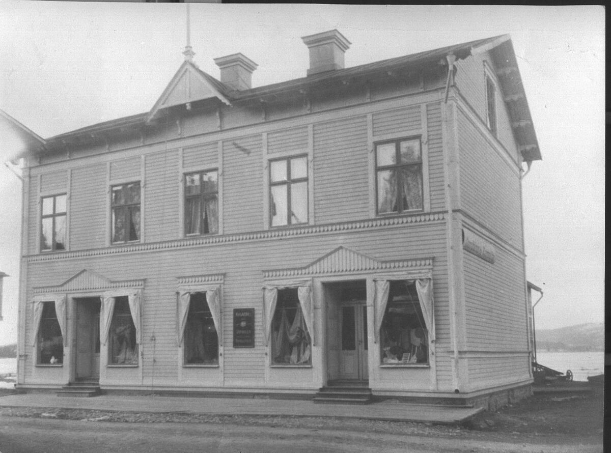 Affärsbyggnad. Fastigheten uppfördes i slutet av 1870 talet. Har varit ett nederlag för Sollefteå Bryggeri. Från 1904 drevs Linds manufakturering i affärslokalerna. I början av  1960 talet, tog Sven-Olof Persson över. 1984 flyttades Frånlunds Dam över. Det drevs under 3 år av Siv Fahlström, då med efternamnet Våg.