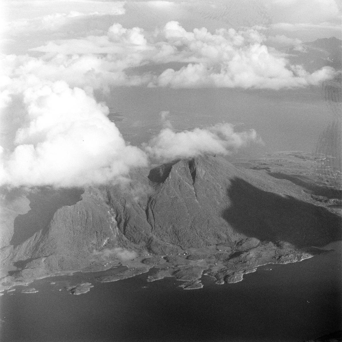 Flyfoto av fjellandskap, muligens Lofoten