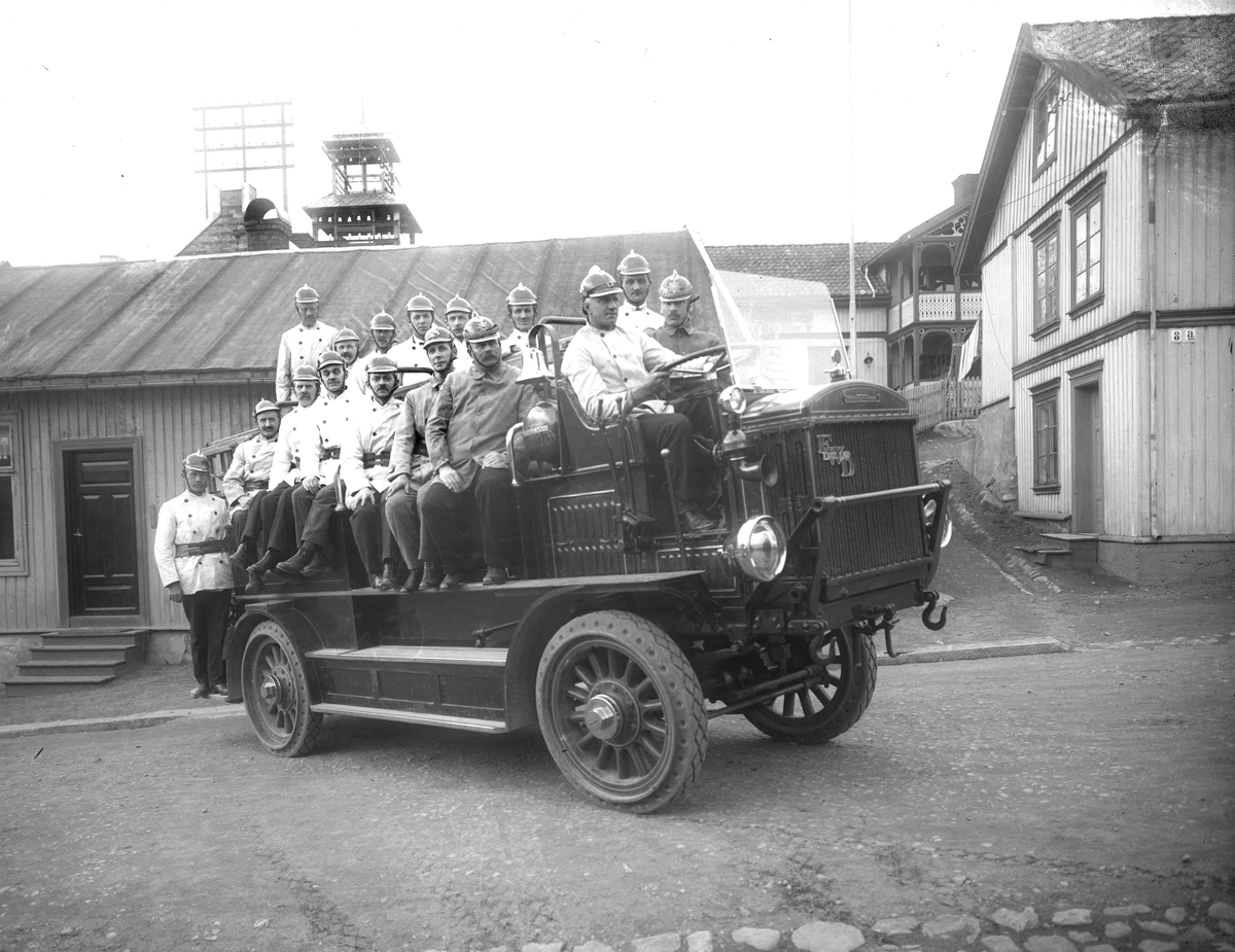 Gjøviks første brannbil med mannskap foran brannvakta i Hunnsvegen.
