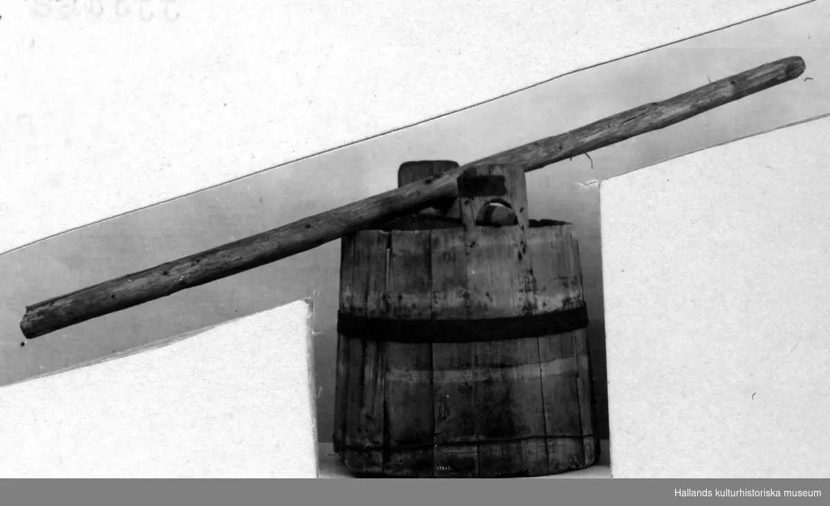 a) Ämbar av trä. Järnband, nedersta ersatt med ståltråd. b) Bärstång med tvärslå, trä.