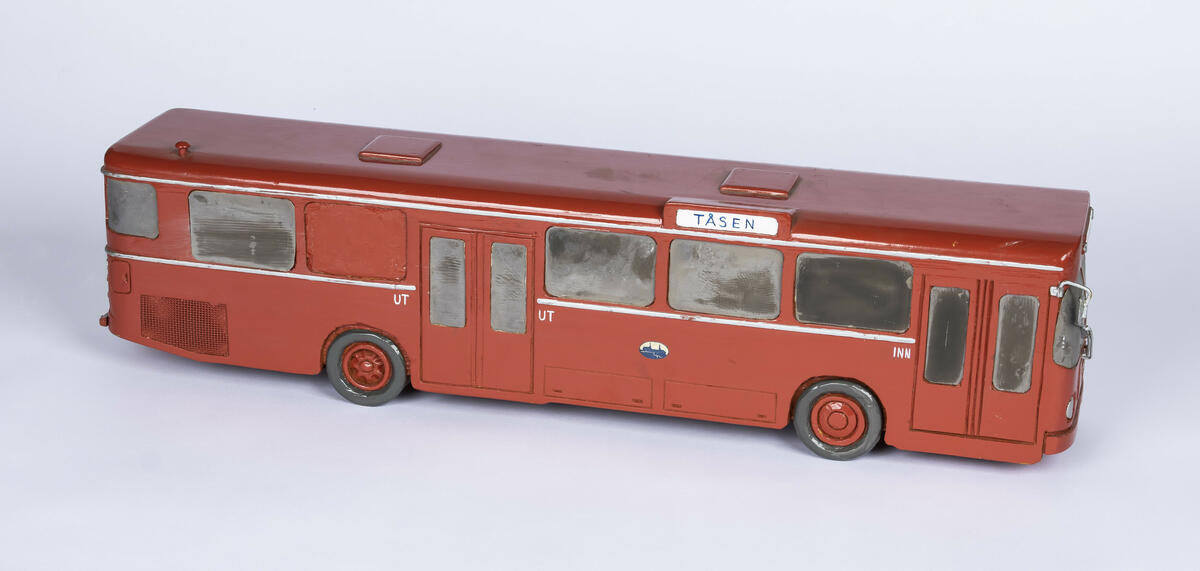 Tremodell av Oslo Sporveiers buss fra produsent MAN. Bussen er malt i en rød farge med sølvfargede striper langs langsidene. Med detaljerte utskjæringer for vinduer, dører og tak er dette er god modell av en av Oslo Sporveiers busser. 
