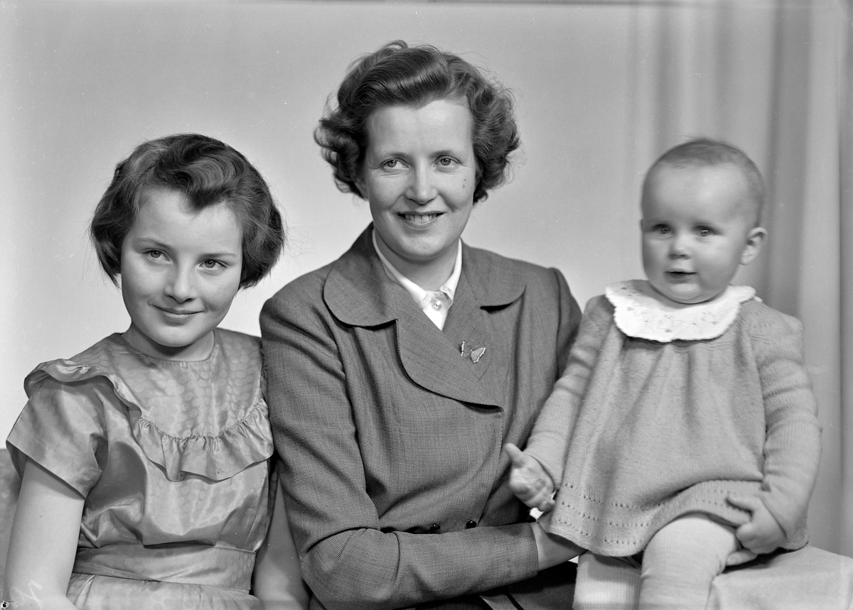 Portrett av Gerda Pettersen med døtre.