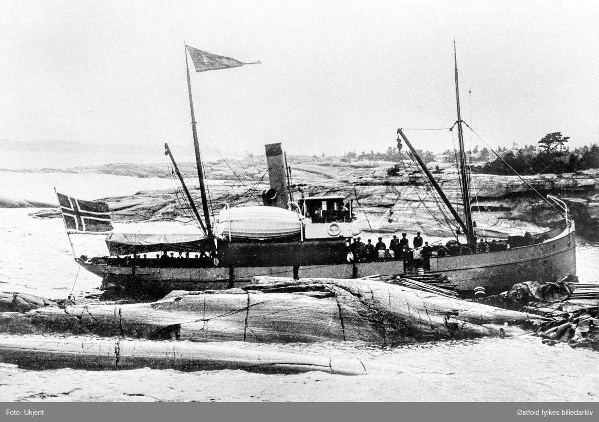 Sangerstevne ombord i DS Pulp, her ved Singløya, Hvaler 1920-1930. 
Båten er bygd ved Fredrikstad mek.verksted 1897. Het D/S Fredrikstad var 108 b/t.  
Gikk som lastebåt mellom Meløs og Oslo. 1900 eid av Borregaard. Båten forsvant med mannskap vinteren 1939-40, og den ble aldri funnet.