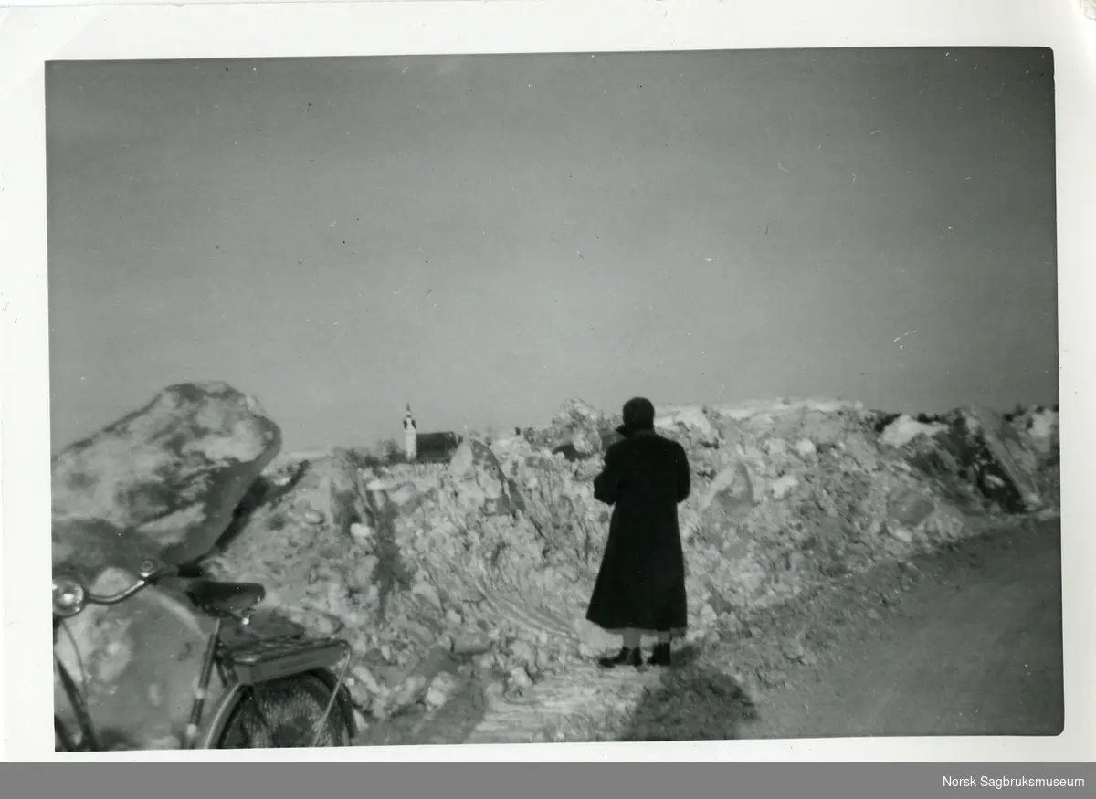 Kvinne betrakter ismasser etter isbrott i Namsen.