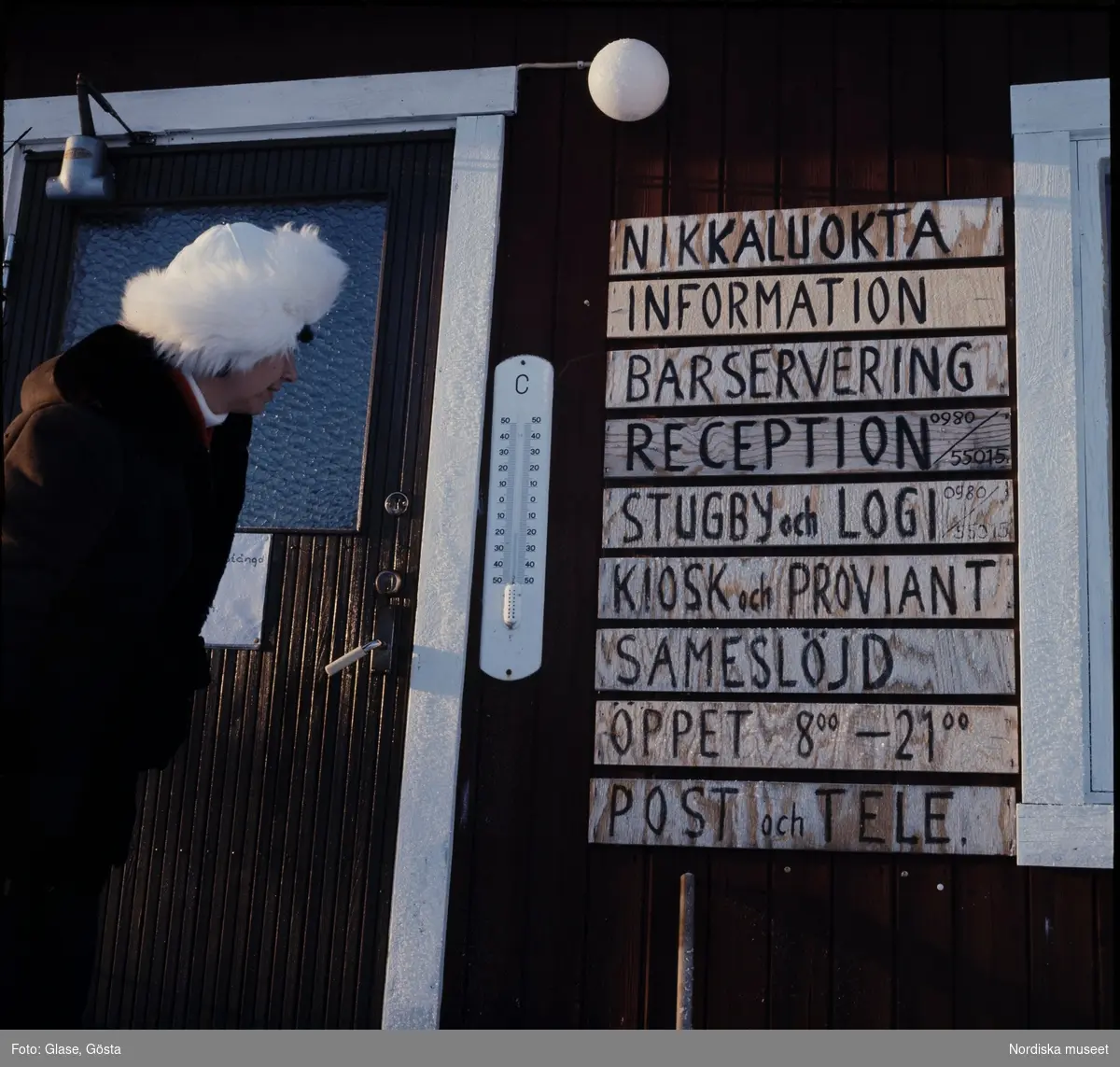 Kallt i Nikkaluokta. En kvinna betraktar termometern på en fjällstation.