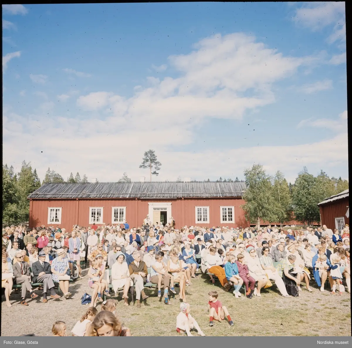 Publik då Gammlia folkdansare spelar, Umeå.