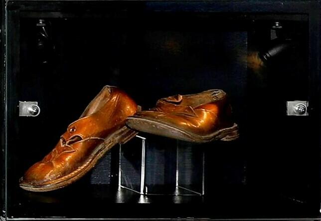 Fotograph of shoes from the exhibition at Glomdal Museum.