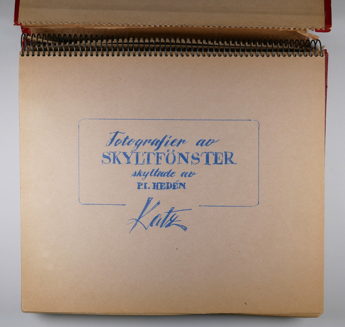 Fotoalbum

1.  Album med fotografier från Katz, Kungsgatan, kv Storken.
40 fotografier i albumet.

2.  13 lösa fotografier (i kuvert).

Bilderna är tagna 1947 - 1951.
Samtliga bilder, utom två, visar skyltfönster med skyltning i Katz nya butik på Kungsgatan. Även fastigheten är ny.

Samtliga fotografier på skyltning och skyltfönster tagna av Sven Torin, Alingsås.
Skyltning och skyltfönster utförda av dekoratör P I Hedén, Alingsås.

Ägare av Katz vid tiden var Manne och Leila (född Katz) Goldmann.

Alingsås museum har negativen.