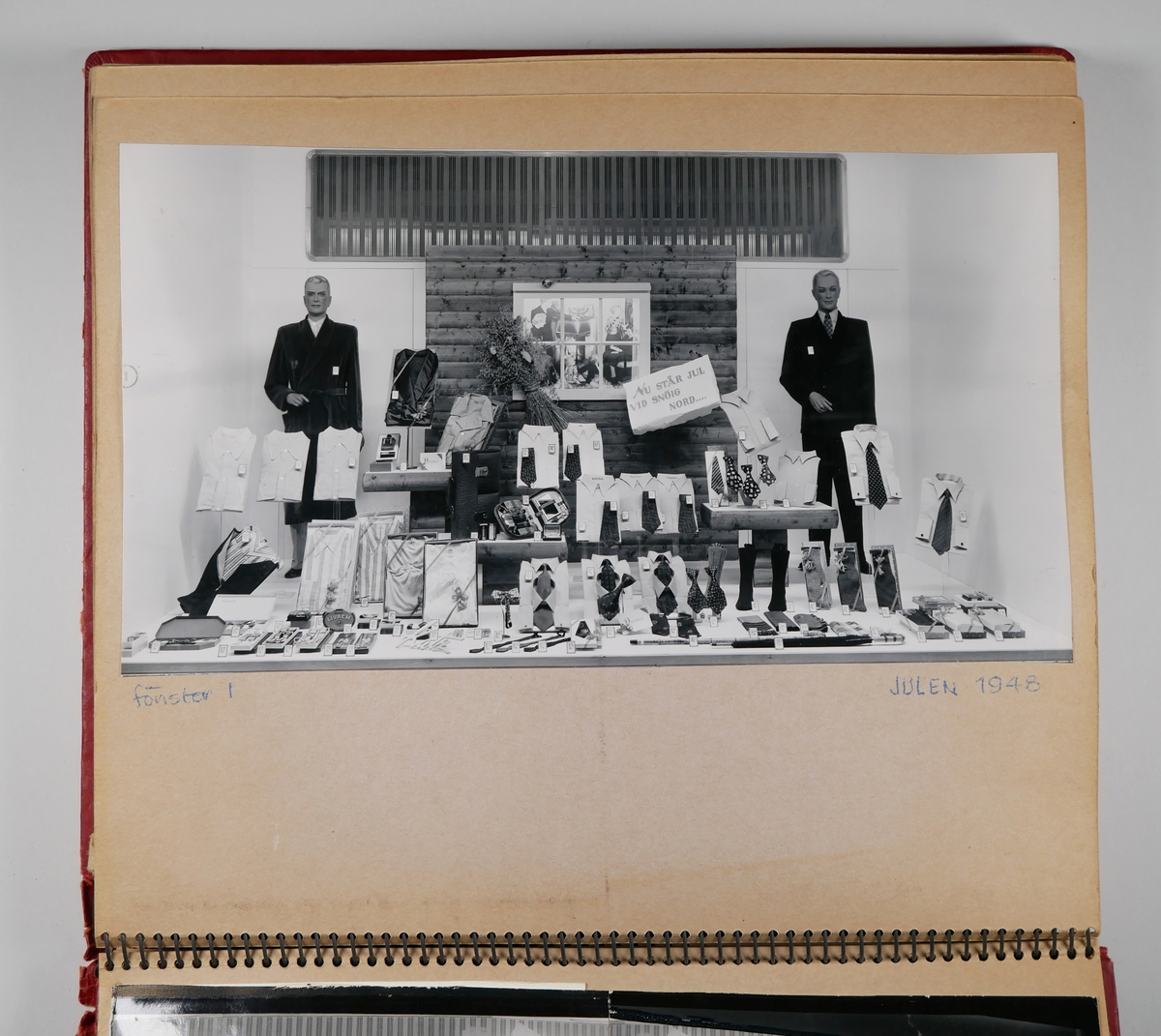 Fotoalbum

1.  Album med fotografier från Katz, Kungsgatan, kv Storken.
40 fotografier i albumet.

2.  13 lösa fotografier (i kuvert).

Bilderna är tagna 1947 - 1951.
Samtliga bilder, utom två, visar skyltfönster med skyltning i Katz nya butik på Kungsgatan. Även fastigheten är ny.

Samtliga fotografier på skyltning och skyltfönster tagna av Sven Torin, Alingsås.
Skyltning och skyltfönster utförda av dekoratör P I Hedén, Alingsås.

Ägare av Katz vid tiden var Manne och Leila (född Katz) Goldmann.

Alingsås museum har negativen.