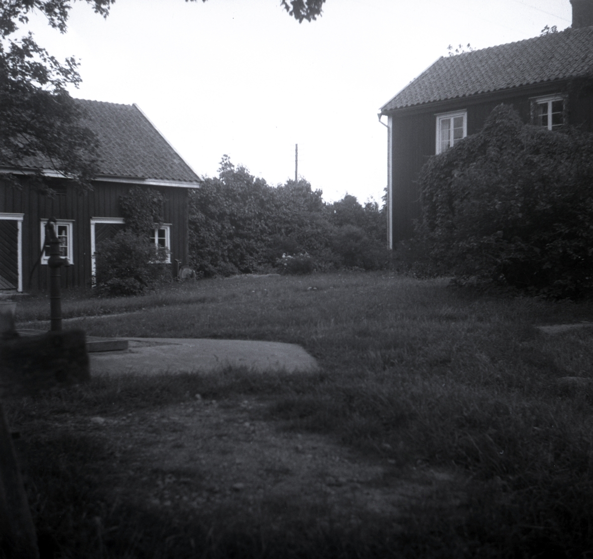 Tre bilder som visar: En vattenbrunn, ett hus och en stol ifrån 1776, i Slakmöre.