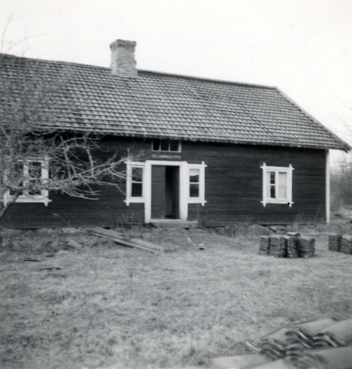 Enligt traditionen byggt på 1700-talet som flygel på Berga gård. Senare ståendde i skogen vid Bondeberga, där det varit arbetarbostad. Rivet 1949.