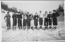 Elleve ungdommer på skitur i Glantemyrstrapen, Skånland.
