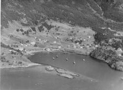 Flyfoto fra Grov, med verkstedområdet ved Yttervågen.