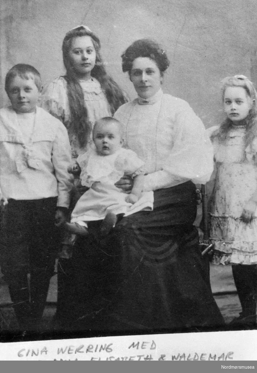 Gina Mathea Heyerdahl Werring med barna Nils R. H. Werring, Lina Werring (= Caroline N Knudtzon) , Elisabeth Anna Werring 1900-1907 og Waldemar Werring f. 1905. Fra Nordmøre museums fotosamlinger.