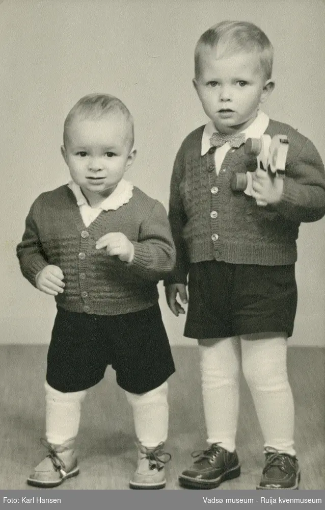 Brødrene Gunnar og Odd Arnesen hos fotografen.  Gunnar står for første gang. Vadsø, 1958.