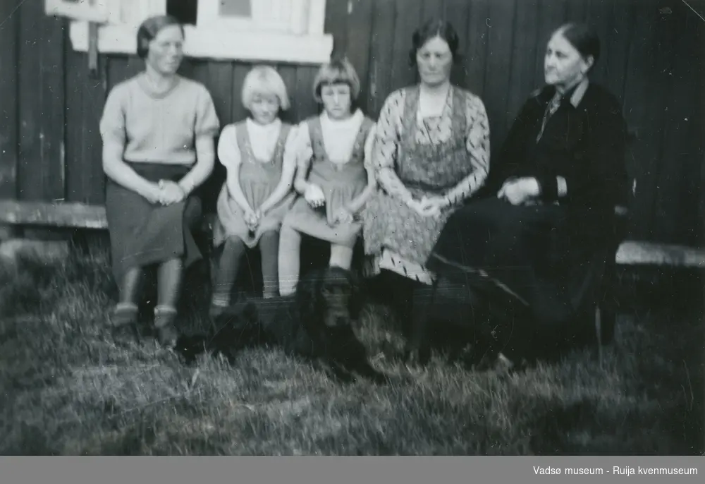 Foran hytta Rødstua i Komagvær sommeren 1934. Vardø kommune. Fra venstre: ukjent, Gerd Simonsen, Ella Hagala, Lilly Simonsen og Emma Simonsen.