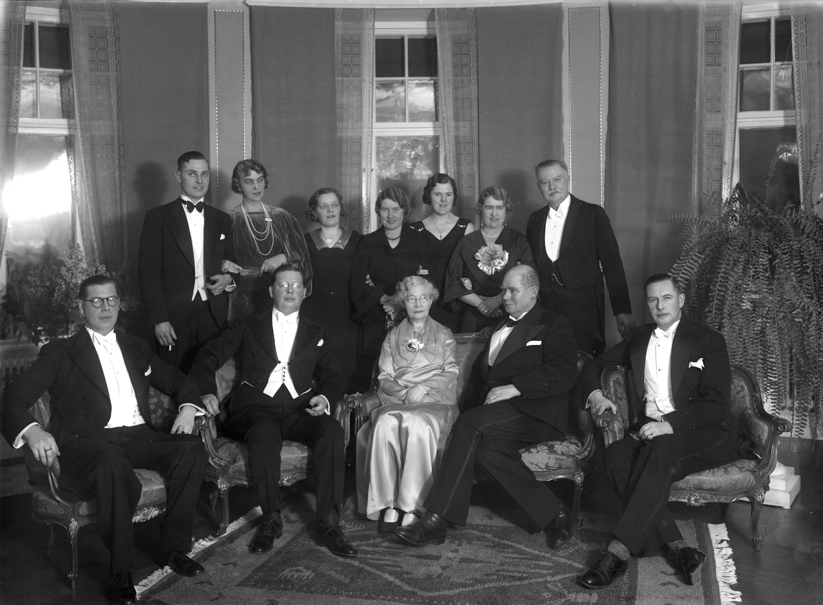Änkefru Anna Clarin i kretsen av familjen. Här samlade i bostaden vid Linnégatan i Linköping med anledning av hennes 75-årsdag 1937. Sittande vid jubilarens sida ser vi hennes söner.
