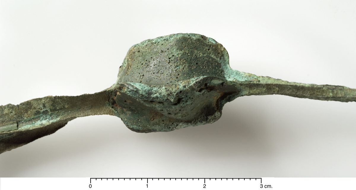B 5793 c Bruddstykke av bronsering, detalj, yngre bronsealder