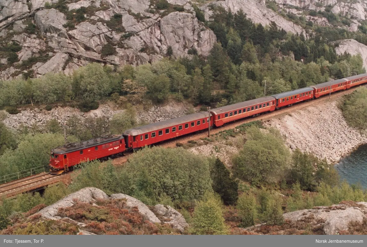 Elektrisk lokomotiv El 13 2141 med ekspresstog fra Oslo V til Stavanger, tog 71, ved Launes tunnel like nord for Egersund