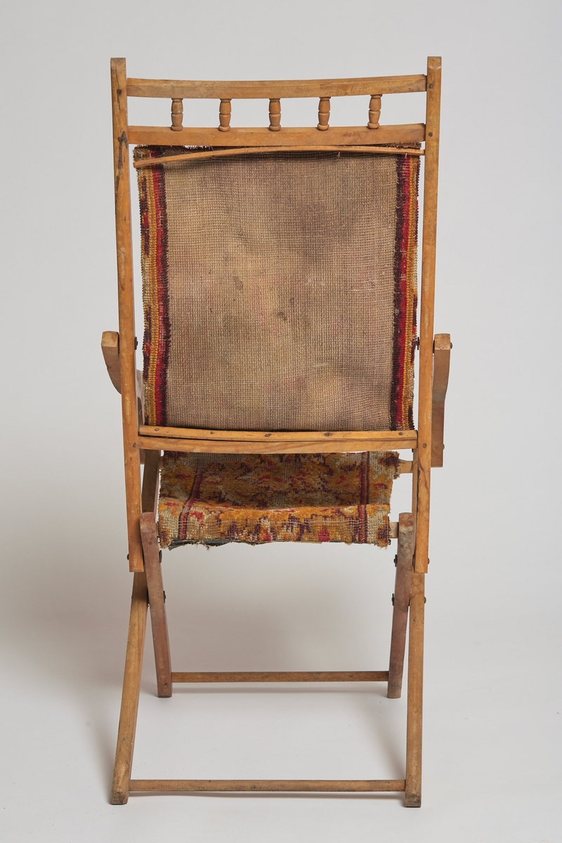ammenleggbar stol, sete og rygg ar av stiff, og det er foret med stripete stoff